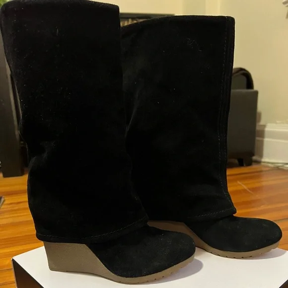 Gently worn MRKT Womens suede boots with rubber wedge heel. - Picture 3 of 3